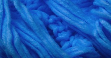 Mavi örülmüş yün atkı. Büyük, tıknaz bir örgü. Görkemli El Yapımı Yün Yün Atkı - Koyu Safir Yaka - Sıcak Mavi Boyun