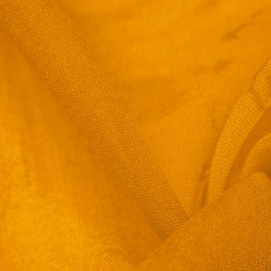 Sarı ipek kumaşlı, çiçekli, çiçekli. Renkli bir kompozisyonda bir sürü soluk çiçek. Arkaplan dokusu