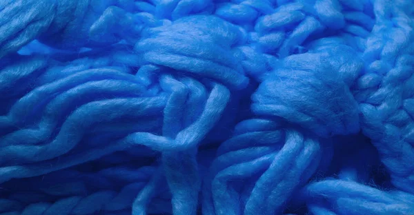 Mavi Örülmüş Yün Atkı Büyük Tıknaz Bir Örgü Görkemli Yapımı — Stok fotoğraf