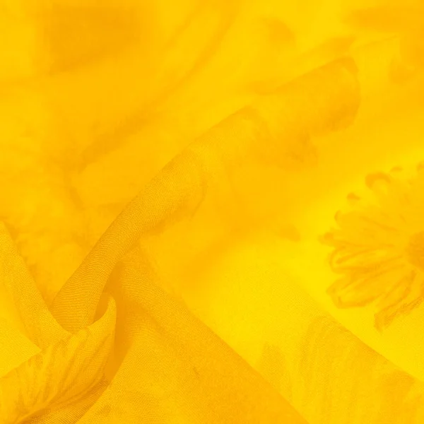 描かれた牧草地の花 花の背景と黄色の絹の生地 カラフルな組成の多くの淡い花 背景色 — ストック写真