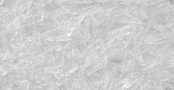 川の氷 川に氷が存在すると行動が変化し その使用が妨げられ 深刻な経済問題を引き起こす 亀裂の凍結水のブロックによって形成されたテクスチャの完全なフレーム — ストック写真