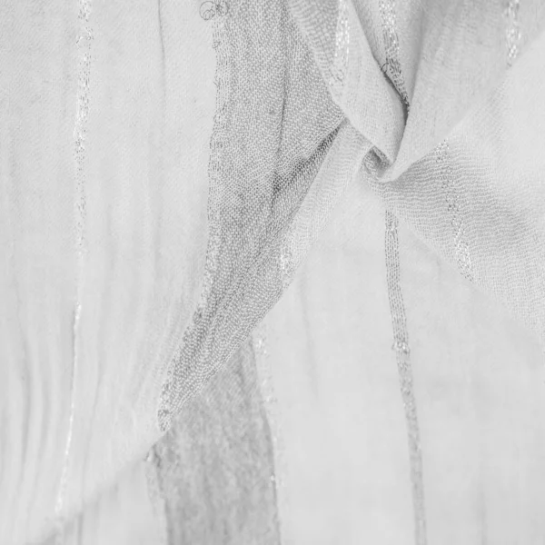 丝绸织物 白色和灰色的大条纹 由银条隔开 背景纹理图案 装饰品 — 图库照片