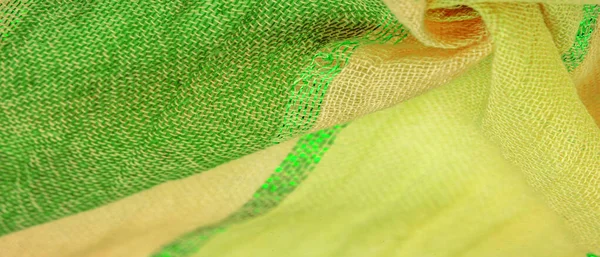 Jedwabny Materiał Duże Żółto Zielone Paski Oddzielone Paskiem Szmaragdowego Złota — Zdjęcie stockowe
