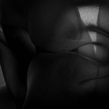 Saten Siyah İpek genellikle parlak bir yüzeyi ve bir mat sırt, saten dokuma dört veya daha fazla dolgu iplikleri ile karakterize edilir.