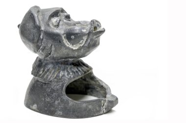 Antikalar, sanat eserleri, koleksiyonlar. Değiş tokuş. Beyaz arka planda izole edilmiş. Oyuncak maymun. metal döküm