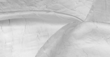 Beyaz ipek kumaş. Çizgilerle çizilmiş ve pürüzsüz. Doku arka planı. Matte düğün saten kumaşı. Bu sofistike hafif saten tekstil şık bir görünüm yaratır..