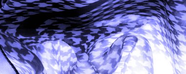 Geometrik baskılı canlı renklerde narin mavi ipek şifon. Şaşırtıcı derecede hafif, pürüzsüz, kumlu dokunmatik kumaş..