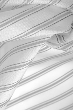 Beyaz ipek kumaş, gri çizgiler, dar şeritler. çizgi, çizgi, çizgi, iz kabartmalı çizim, bileşik tekstil, yoğun
