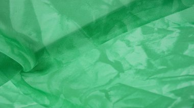 Yeşil ipek kumaş, zümrüt ipekten soyut arkaplan. Kumaşlı kumaş. Uzayı kopyala Tasarım elemanı. Sevgililer Günü. Doku deseni, süs, arkaplan