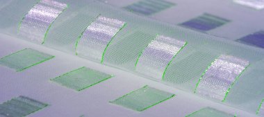 Kare metalle kaplı ipek kumaş platinyum, zümrüt çizgisi kenarlı, pastel aquamarine. desenli arkaplan, desenli kart