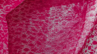 Beyaz-kırmızı renkli ipek kumaş. Tekstil. Özellikleri, daha esnek ve tasarımı daha hafif olduğu için dokuma kumaştan farklıdır. doku