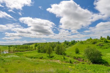 Bahar fotoğrafçılığı, çayırlar, tarlalar, vadiler, tepeler, kırsal alanlar. Dik yamaçlı, derin ve dar bir vadi. Doğal olarak yükseltilmiş bir arazi, bir dağ kadar yüksek ya da sarp değil.