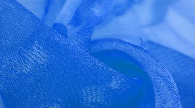 Mavi ipek kumaş, gök mavisi ipekten soyut bir arkaplan. Kumaşlı kumaş. Uzayı kopyala Tasarım elemanı. Sevgililer Günü. Doku deseni, süs, arkaplan