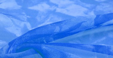 Mavi ipek kumaş, gök mavisi ipekten soyut bir arkaplan. Kumaşlı kumaş. Uzayı kopyala Tasarım elemanı. Sevgililer Günü. Doku deseni, süs, arkaplan