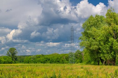 Yüksek voltaj direklerinin silueti, güç kulesi, elektrik direği, çelik kafesli kule, öğleden sonra Avrupa 'da. Doku yüksek voltaj sütunu, başınızın üstünde güç hattı.