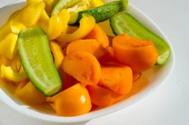 Salatalıklar, domatesler, tatlı biberler, yemek salataları, çeşitli ham karışımlardan oluşan soğuk bir tabak, genellikle yağ, sirke veya diğer soslarla tatlandırılmış.