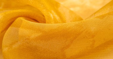 Sarı ipek kumaş, soyut kehribar ipek arka plan. Kumaşlı kumaş. Uzayı kopyala Tasarım elemanı. Sevgililer Günü. Doku deseni, süs, arkaplan