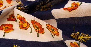 İpek kumaş. Çiçek desenli beyaz ve mavi kareler. Çiçekler kırmızı-sarı. Çiçek izinden, kumaş ilkbaharda soluyor ve keyfi yerinde..