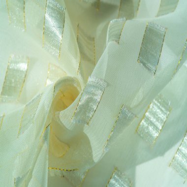 Altın bir çizgi, fildişi pastel, desenli arka plan, desenli kart ile sınırlandırılmış metal kare yerleştirilmiş ipek kumaş.