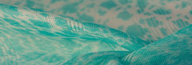 Yeşil beyaz ipek kumaş tekstil. Özellikleri dokuma malzemesinden farklıdır çünkü tasarımda daha esnek ve basittir..