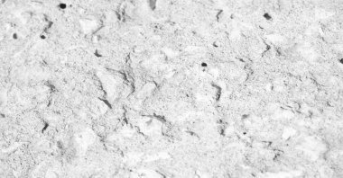 Eski beton yapı. Beton, zaman içinde sertleşen sıvı çimento (çimento macunu) ile birbirine bağlanmış ince ve kaba bileşik bir malzemedir.