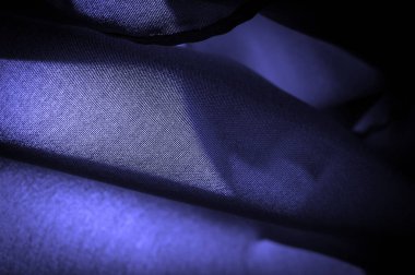 Saten mavisi genellikle parlak bir yüzeyi ve donuk bir arkası, dokusu ve arka planı olan bir dokumadır.