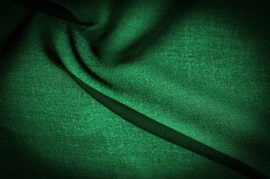 Saf koyu yeşil şifon ipeği, zümrüt soyut arka plan. Yeşil kumaş yakın plan. - Yumuşak şeffaf bir kumaştır. Yumuşak pürüzlüdür (mat, krep) çünkü bükülmüş iplik kullanılır. doku