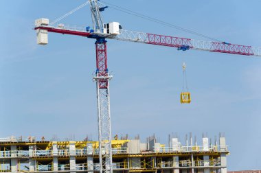 Çok katlı kompleks vinçlerin yapımı devam ediyor. İpleri, zincirleri ve bohçaları kaldırmak için kullanılabilecek malzemelerin kaldırılması ve alçaltılması ile donatılmıştır.