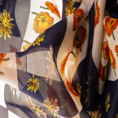 İpek kumaş. Çiçek desenli beyaz ve mavi kareler. Çiçekler kırmızı-sarı. Doku arkaplan modeli. Çiçek izinden, kumaş ilkbaharda soluyor ve keyfi yerinde..