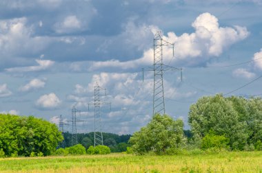 Yüksek voltaj direklerinin silueti, güç kulesi, elektrik direği, çelik kafesli kule, öğleden sonra Avrupa 'da. Doku yüksek voltaj sütunu, başınızın üstünde güç hattı.