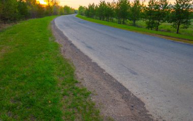 Güneş doğuyor. Gün batımı. Ormanın üstünde. İl yolu. Avrupa 'nın merkezi şeridi. Yılın ilkbaharı. Gündoğumu, doğumu, yükselişi. gerileme, parlama sonrası