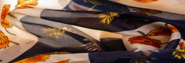 İpek kumaş. Çiçek desenli beyaz ve mavi kareler. Çiçekler kırmızı-sarı. Doku arkaplan modeli. Çiçek izinden, kumaş ilkbaharda soluyor ve keyfi yerinde..