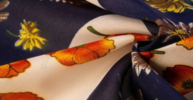 İpek kumaş. Çiçek desenli beyaz ve mavi kareler. Çiçekler kırmızı-sarı. Doku arkaplan modeli. Çiçek izinden, kumaş ilkbaharda soluyor ve keyfi yerinde..