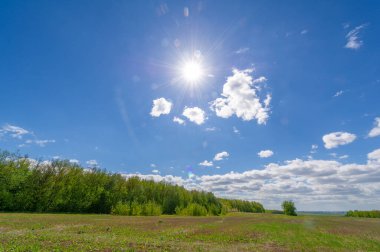 İlkbahar fotoğrafçılığı, tarlalar, çayırlar, ilkbahar güzelliği vadilerin, beyaz kabarık bulutların içindeki muhteşem mavi gökyüzü, dünya kış soğuğundan sonra uyanıyor.