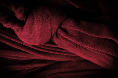 Kırmızı örgülü kumaş. Kabartmalı desenli örgü bir arka plan. Örgü ören örgüler. arkaplan, kalıp.