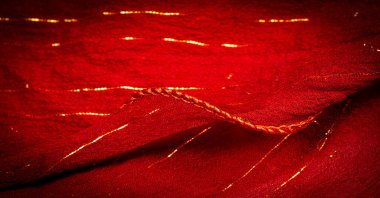 Kırmızı ipek kumaş ve lurex. Parlak doku arka plan, saten arka plan, lüks kumaş, zarif desen, renkli soyut, renkli kadife, parçalanmış makro.