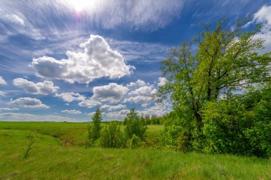 Bahar fotoğrafçılığı, eriyen kar ve yaz yağmurlarından oluşan eski bir vadi. Ceviz, meşe, huş ağacı, dağ külleri ve ıhlamur ormanları kenarlarda yetişir. Beyaz bulutlu parlak, yumuşak gökyüzü
