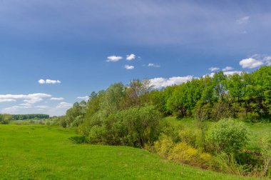 Bahar fotoğrafçılığı, eriyen kar ve yaz yağmurlarından oluşan eski bir vadi. Ceviz, meşe, huş ağacı, dağ külleri ve ıhlamur ormanları kenarlarda yetişir. Beyaz bulutlu parlak, yumuşak gökyüzü