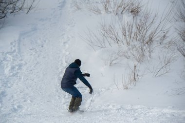 Aktif bir yaşam tarzı. Snowboard. Bisiklet, kayak. Yarış yürüyüşü. Kar zemini kapladı. Güneşli bir gün. Yakında ılık bahar güneşi kış karlarını eritecek..