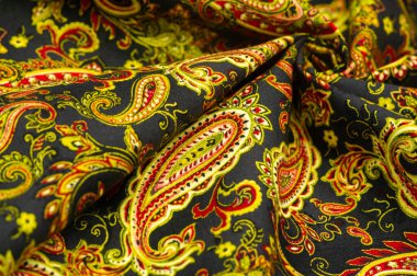 Siyah arka planda desenli desenler. Polyester pamuk, bu bote kullanılarak süslemeli bir tekstil, kavisli üst ucu olan gözyaşı damlası şeklinde bir motif. İran kökenli