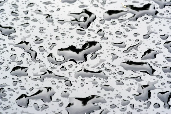Pioggia Estiva Gocce Acqua Sulla Vernice Dell Auto Una Piccola — Foto Stock