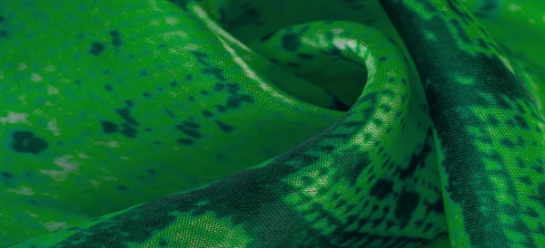 绿色面料与蛇纹图案 背景质地明亮的绿色面料紧密相连 — 图库照片