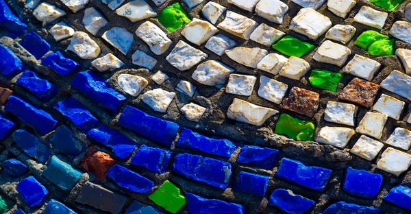 Antiguo Mosaico Fragmentos Multicolores Vidrio Una Superficie Hormigón Patrón Obtenido — Foto de Stock