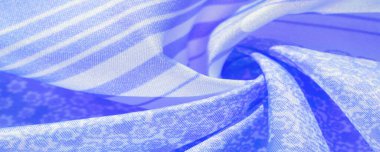  Beyaz zemin üzerinde mavi ipek kumaş, beyaz arka plan dekoratif kursunda çiçek desenli siluet, kartpostal duvar kağıdı tasarımı. Doku, desen