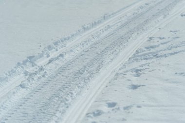 Lastik izleri. Kar zemini kapladı. Güneşli bir gün. Yakında ılık bahar güneşi kış karlarını eritecek. Gökten düşen pek çok beyaz, yumuşak, donmuş sudan oluşur.