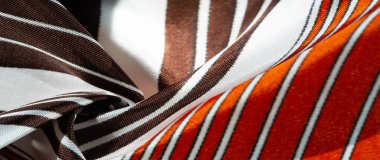 Beyaz çizgili kırmızı-kahverengi desenli ipek kumaş. Meksika güdüleri olan bir panço. doku, arkaplan