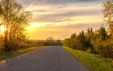 Güneş doğuyor. Gün batımı. Ormanın üstünde. İl yolu. Avrupa 'nın merkezi şeridi. Yılın ilkbaharı. Gündoğumu, doğumu, yükselişi. gerileme, parlama sonrası