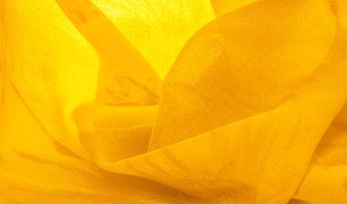 Sarı ipek kumaşlı, çiçekli, çiçekli. Renkli bir kompozisyonda bir sürü soluk çiçek. Arkaplan dokusu