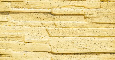 Çitteki taş sarı boyayla boyanmış. Çit, senin alanını başkasınınkinden ayıran önemli bir görsel öğedir. Yükseklik, malzeme, renk