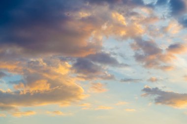 Gökyüzünün arka planında bulutlar. Gün doğumları ve günbatımları. En iyi arka plan, yüksek çözünürlüklü HD jpg formatında ticari kullanım için stok fotoğrafları. gökyüzü bulutları